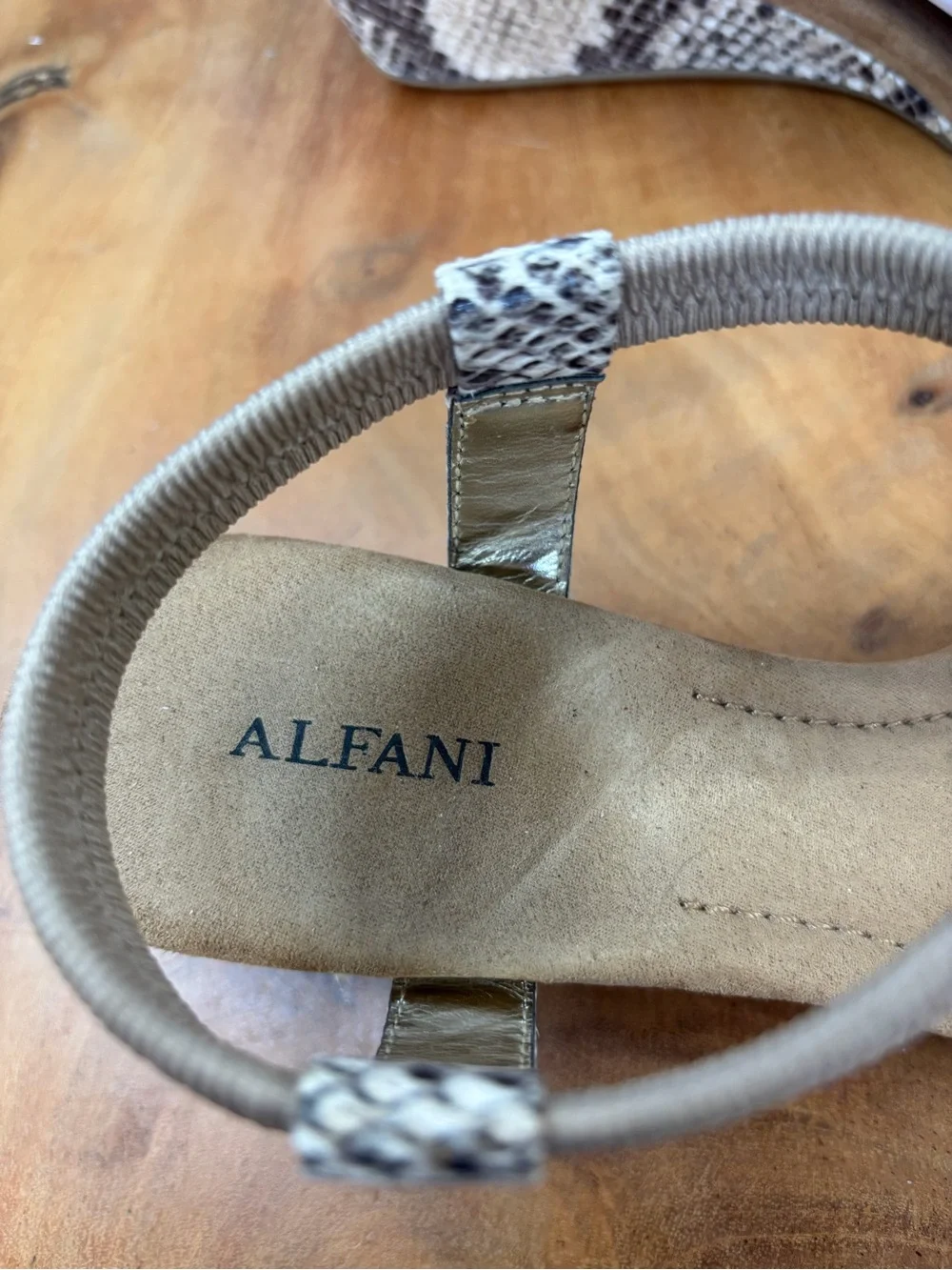 Alfani Classic 2010’s Snake Print T-Strap Wedge Sandals Size 8 VGUC